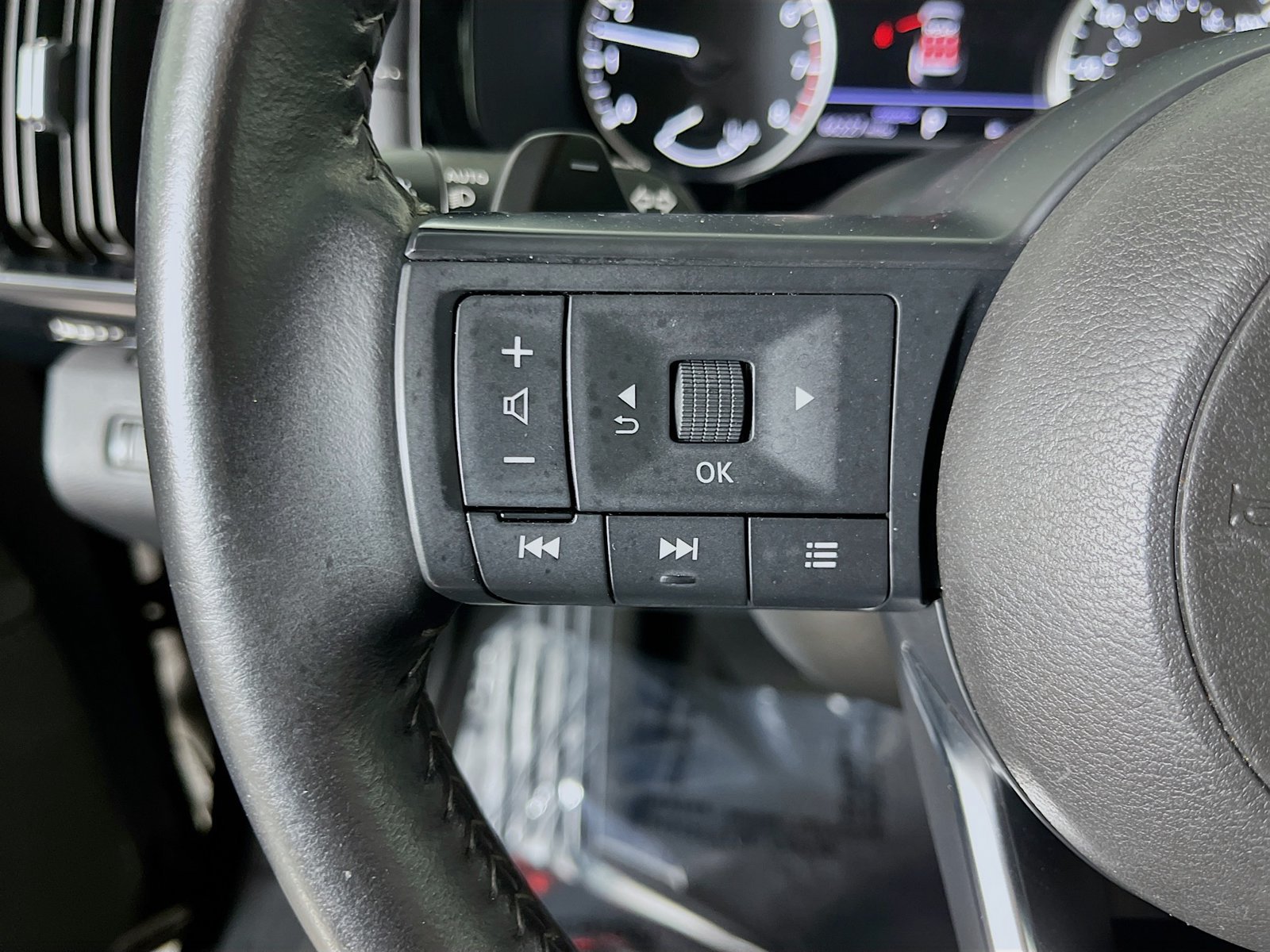 Used 2024 Nissan Pathfinder SV FWD image 15