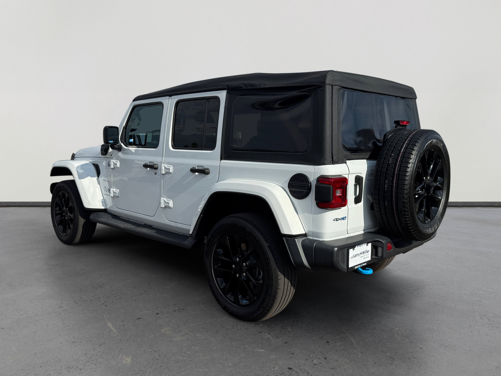 Used 2023 Jeep Wrangler Unlimited Sahara AWD/4WD image 3