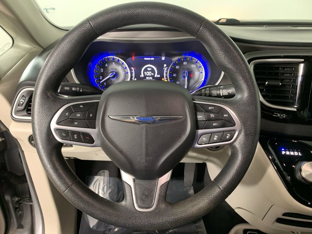Used 2020 Chrysler Pacifica Touring w/ Advanced Safetytec Group FWD image 21
