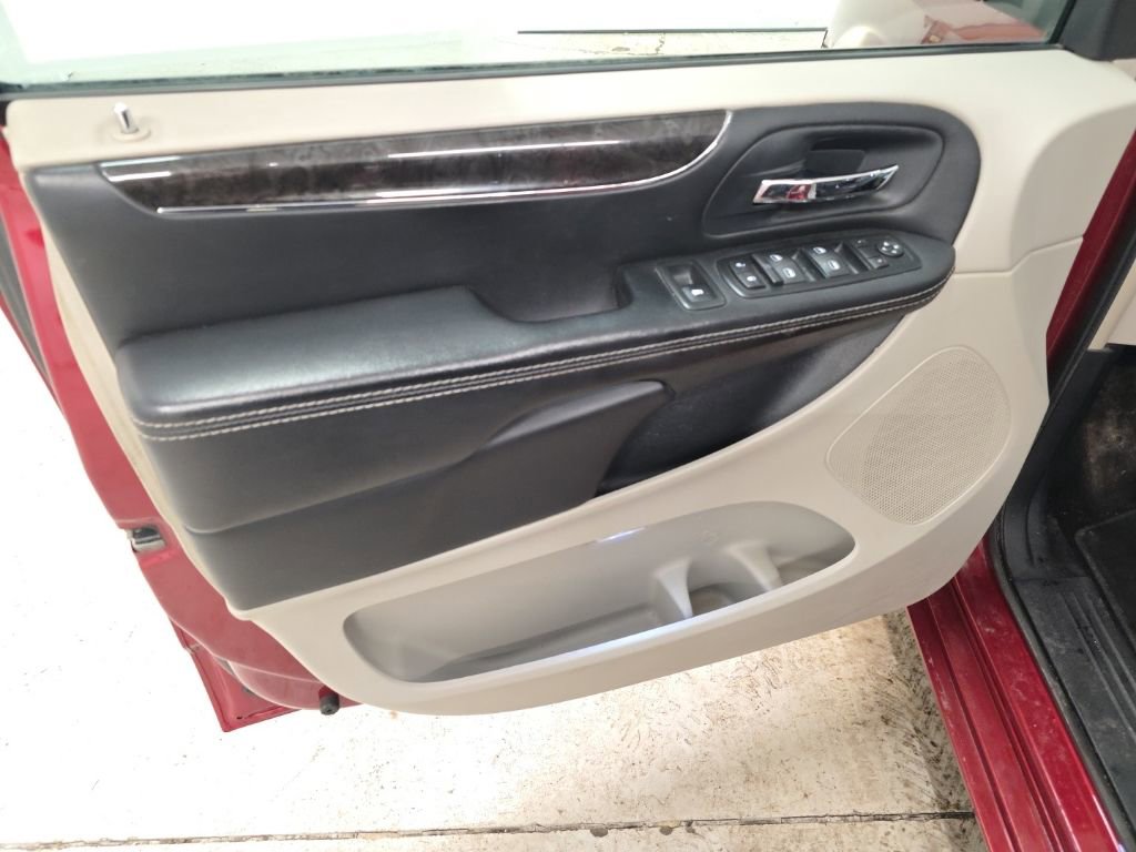 Used 2015 Chrysler Town & Country Touring-L w/ Driver Convenience Group image 13
