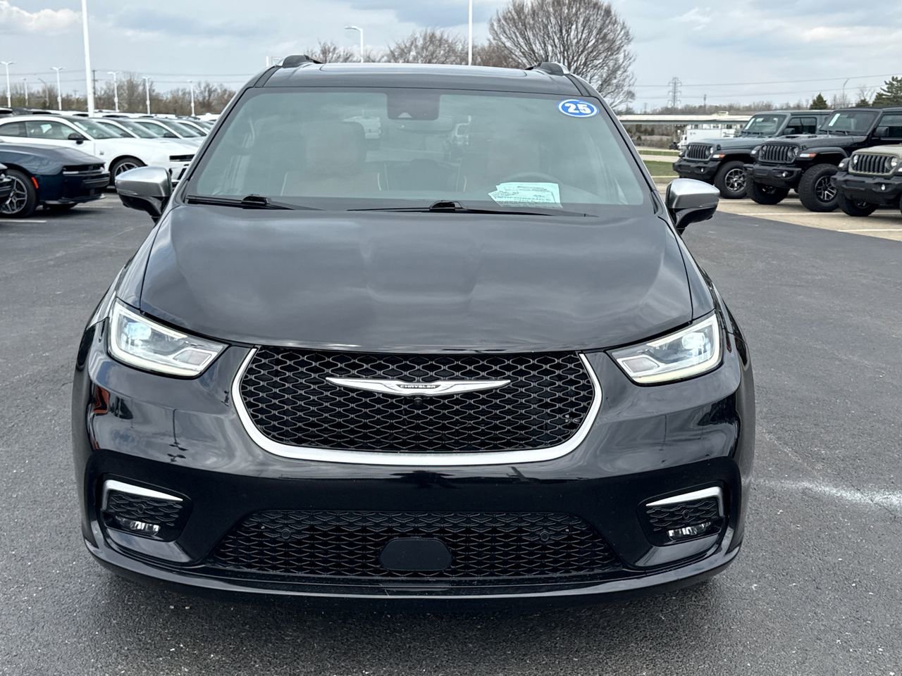 Used 2025 Chrysler Pacifica Pinnacle w/ Trailer Tow Group FWD image 8