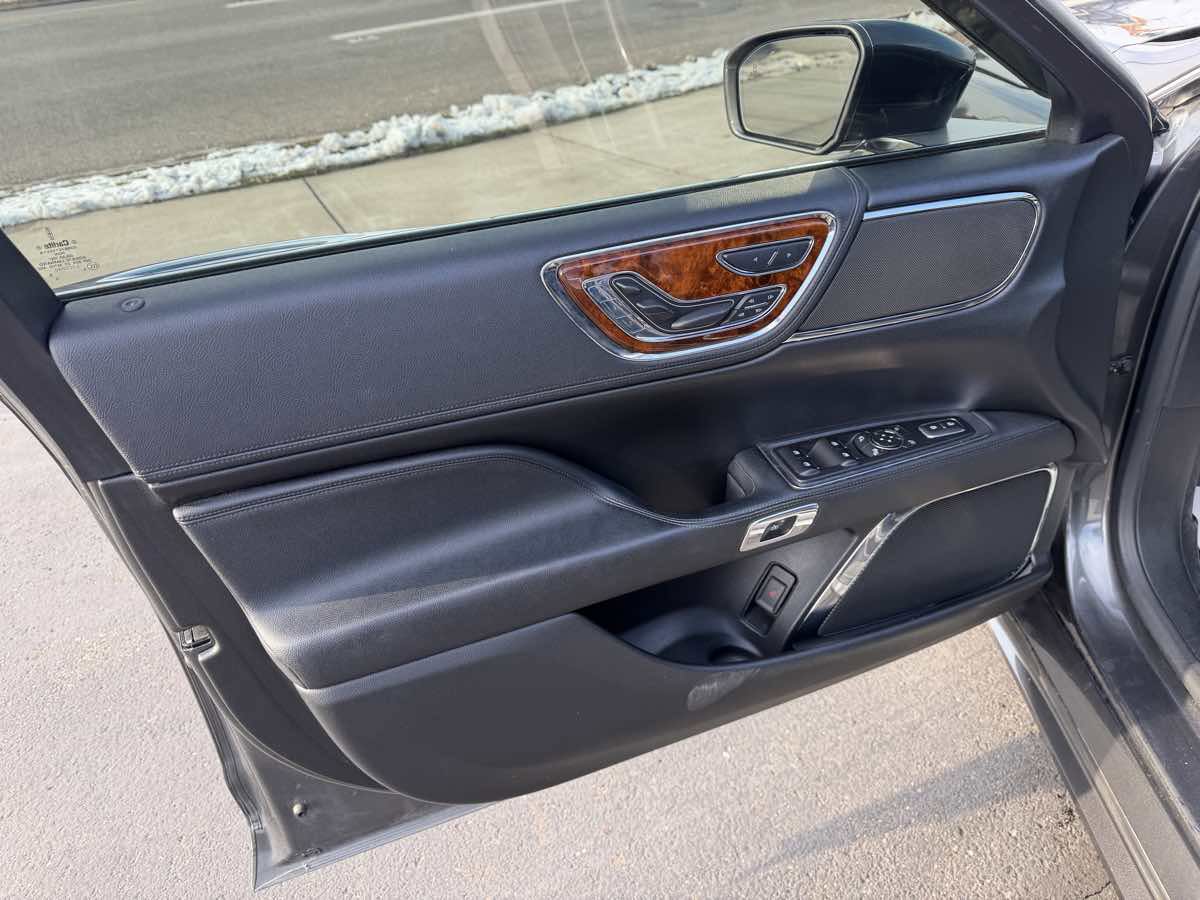 Used 2017 Lincoln Continental Reserve image 11