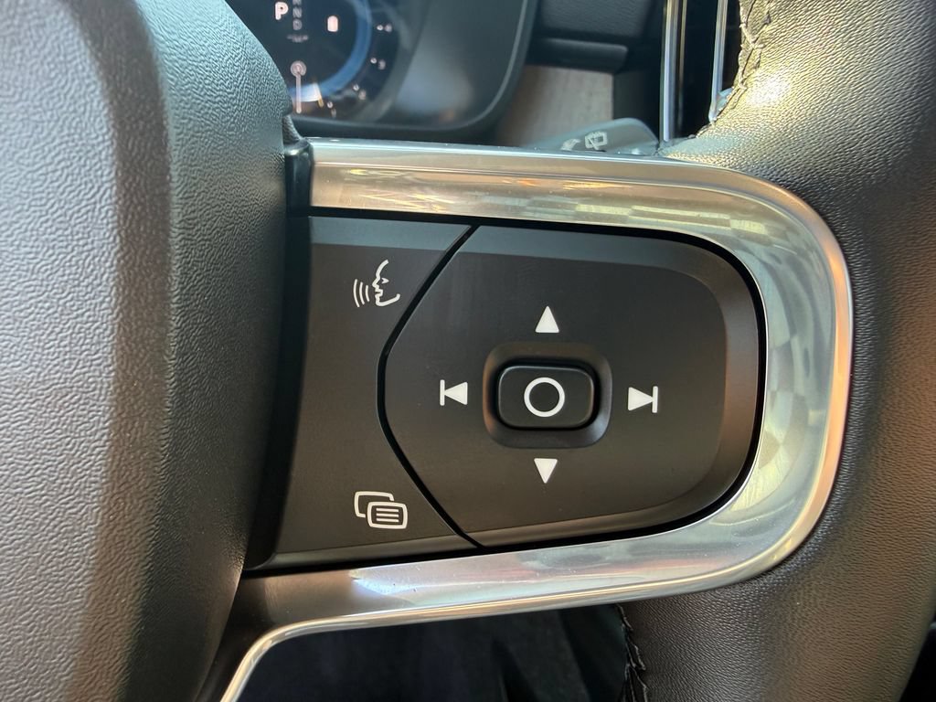 Used 2025 Volvo XC40 B5 Plus AWD/4WD image 23