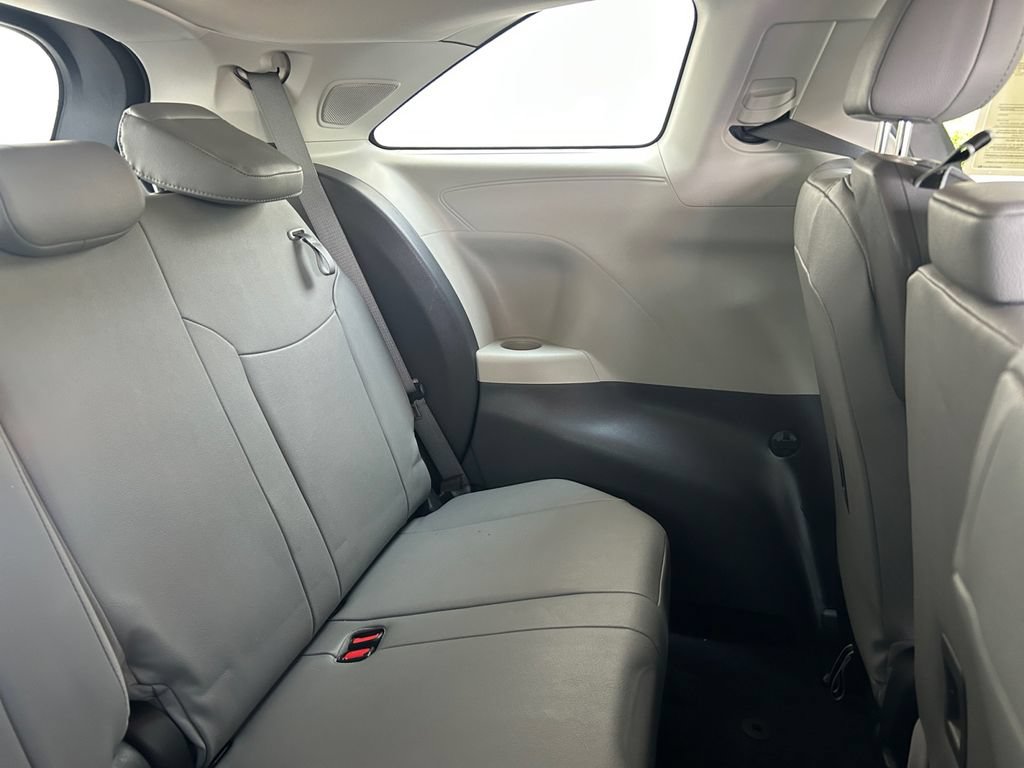 Used 2022 Toyota Sienna XLE w/ XLE Plus Package FWD image 20