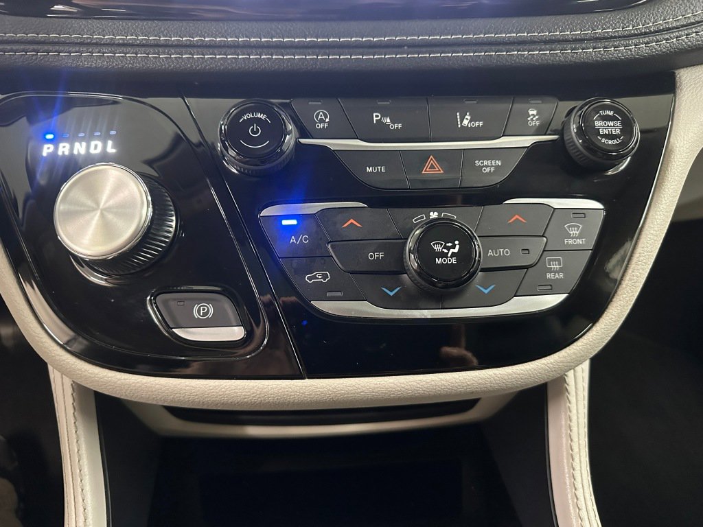 Used 2023 Chrysler Pacifica Limited image 17