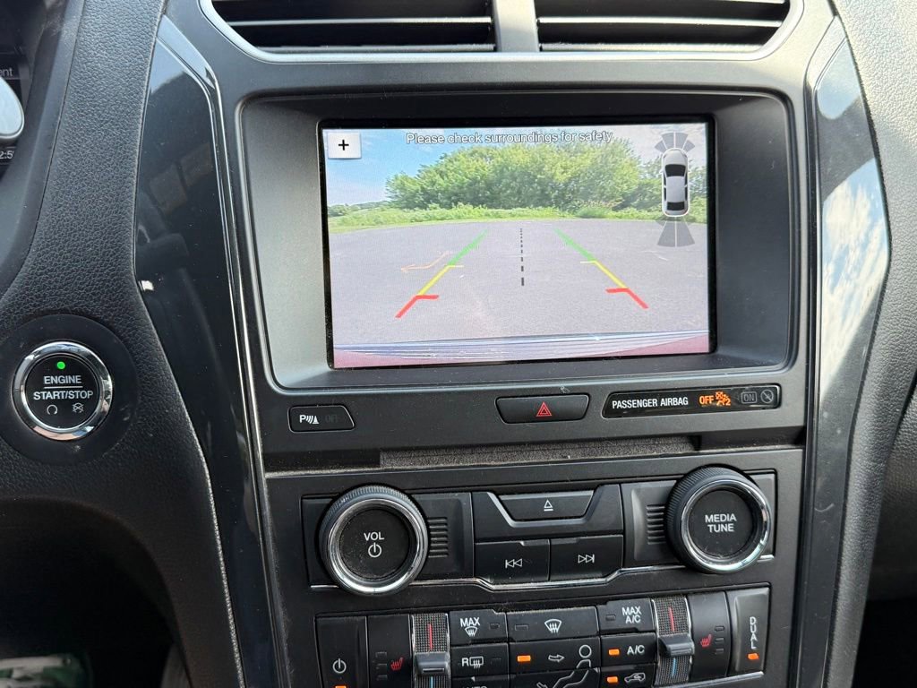 Used 2018 Ford Explorer XLT w/ Equipment Group 202A AWD/4WD image 14