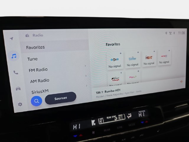 Used 2025 Toyota Sienna XLE FWD image 18