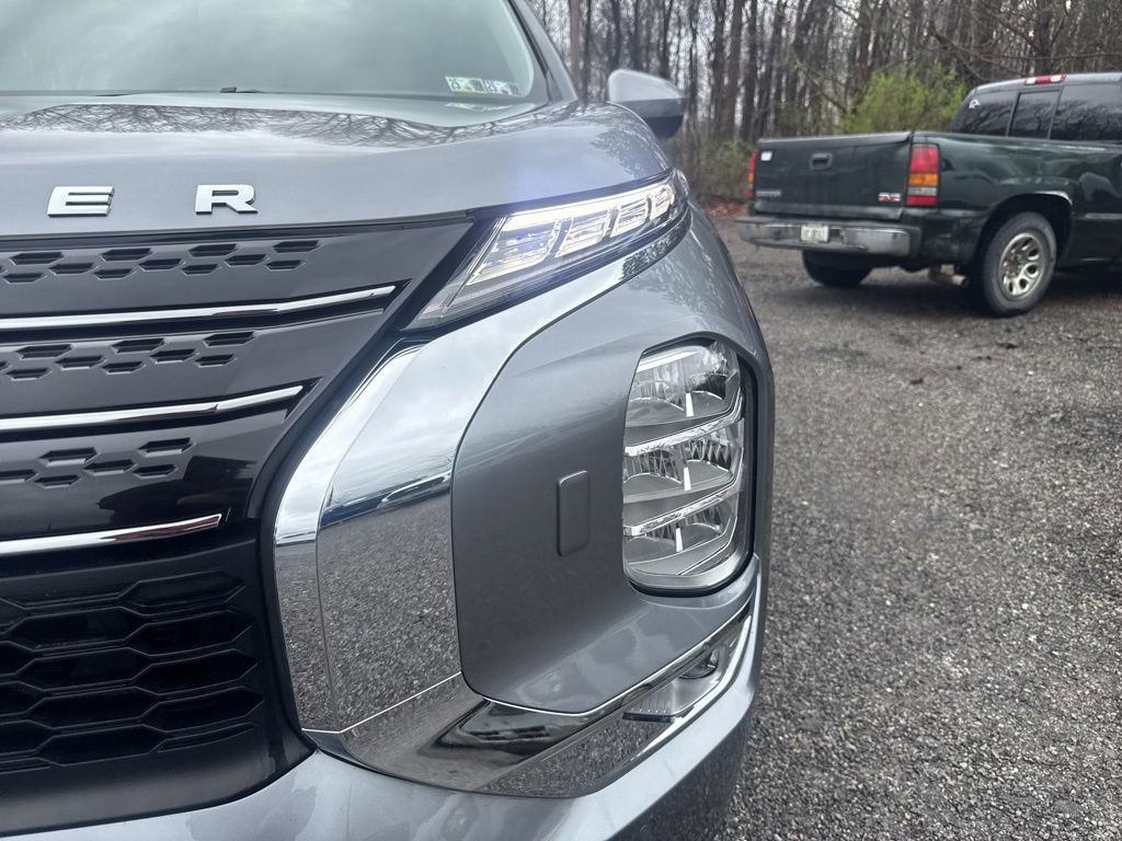 Used 2024 Mitsubishi Outlander SE image 3