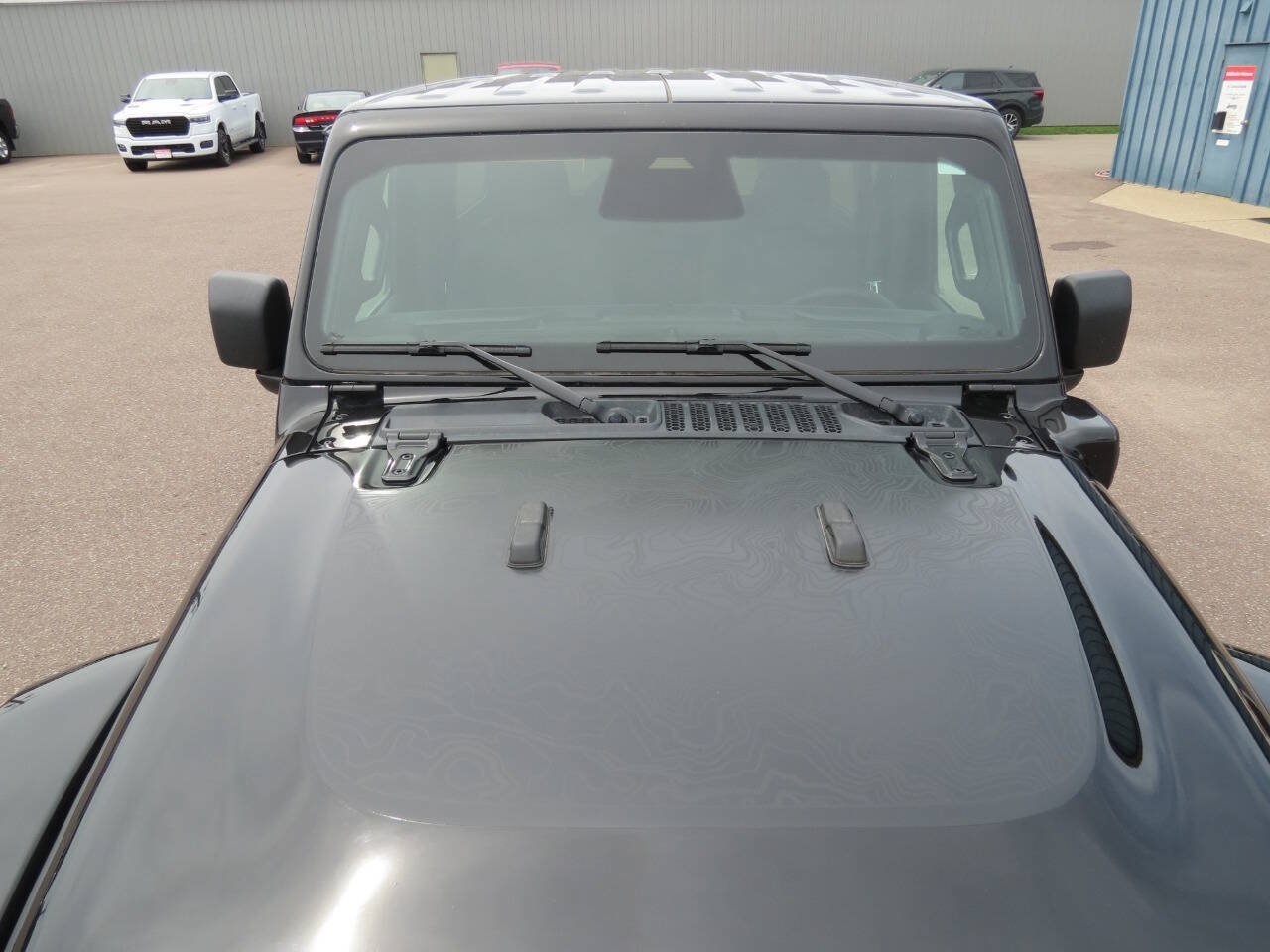 Used 2025 Jeep Wrangler Unlimited Sahara AWD/4WD image 4
