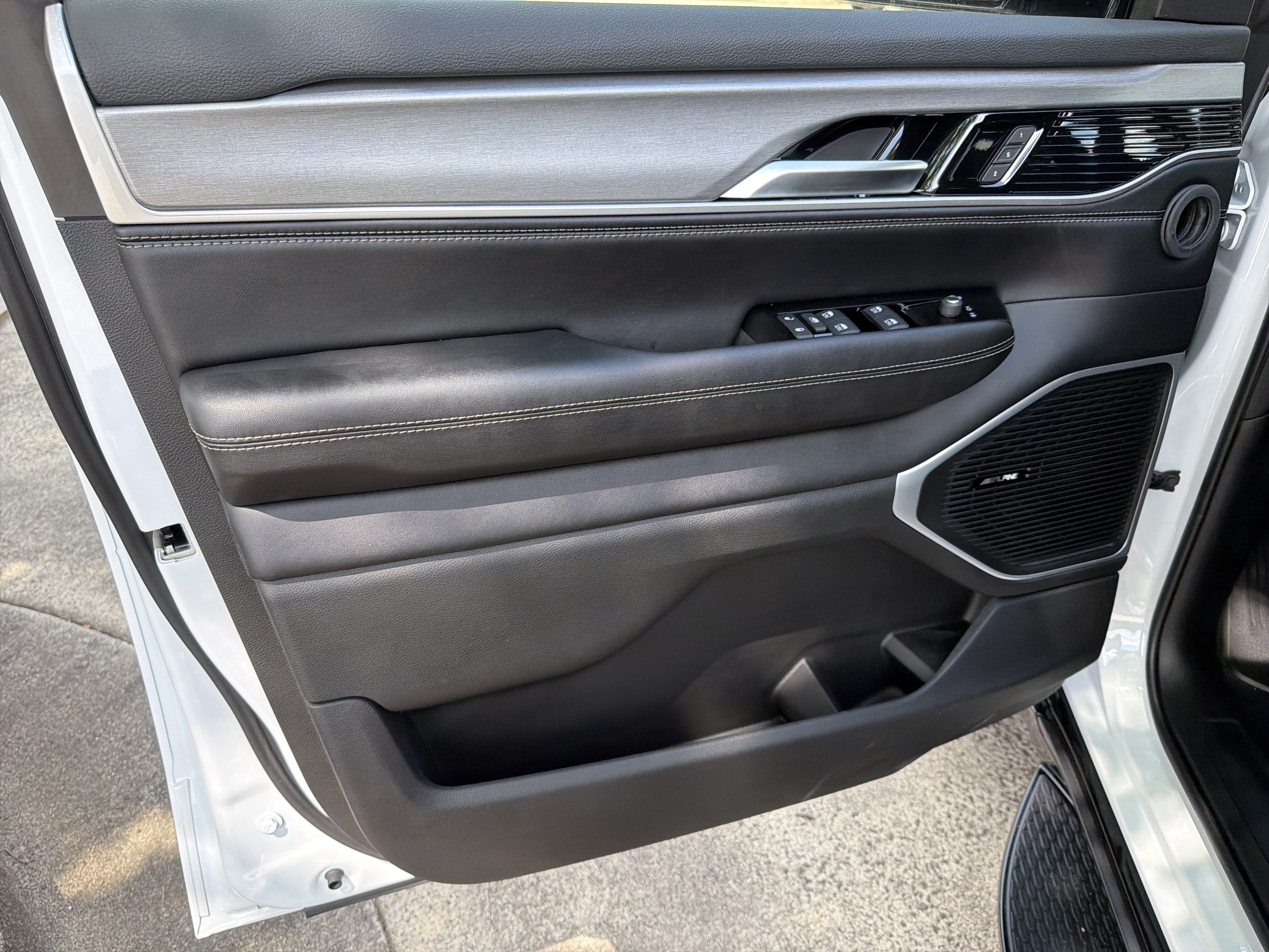 New 2026 Jeep Grand Wagoneer L 4WD w/ 8-Passenger Seating Package image 10