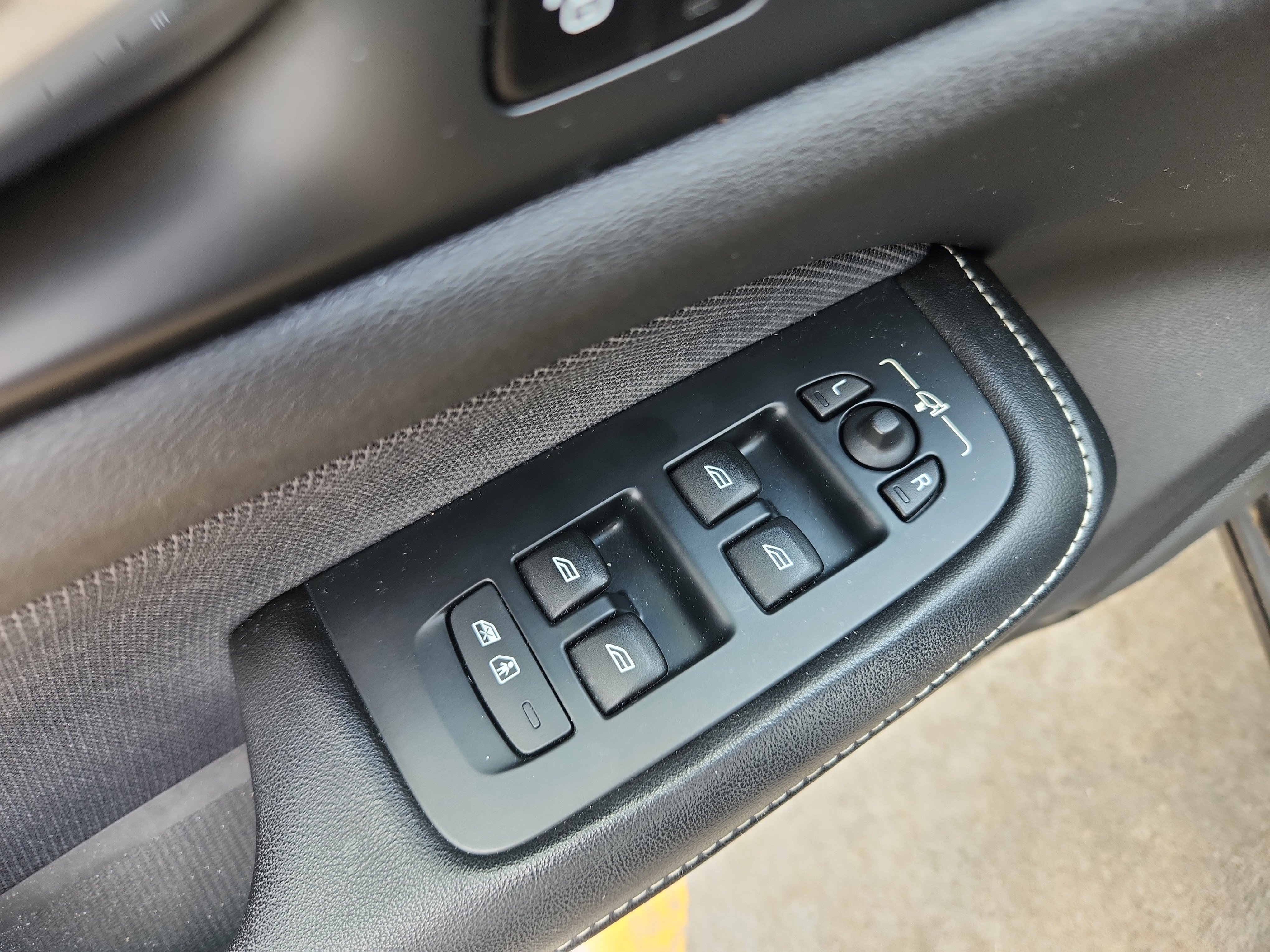 Used 2022 Volvo S60 B5 R-Design w/ Advanced Package image 14