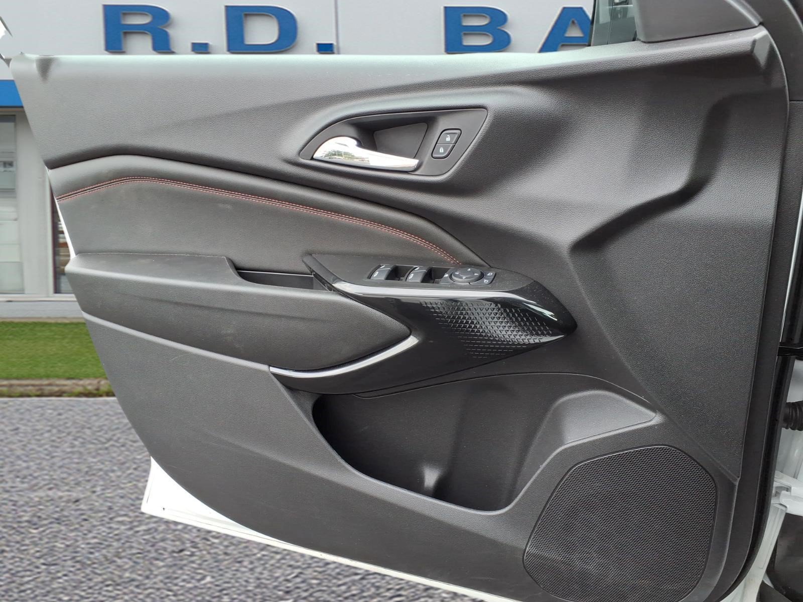 Used 2025 Chevrolet Trax RS w/ Sunroof Package FWD image 9