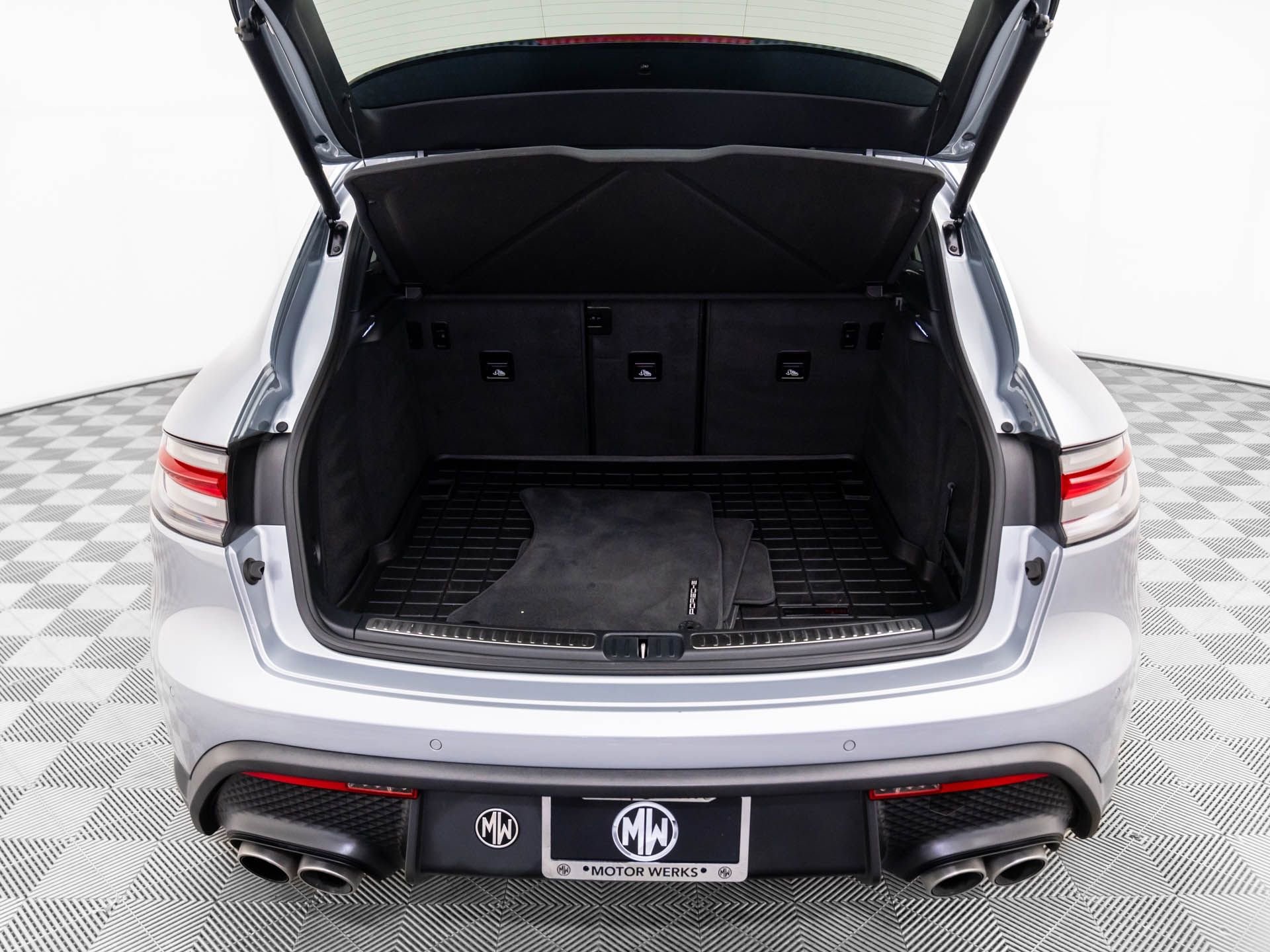 Used 2022 Porsche Macan S w/ Premium Package image 26