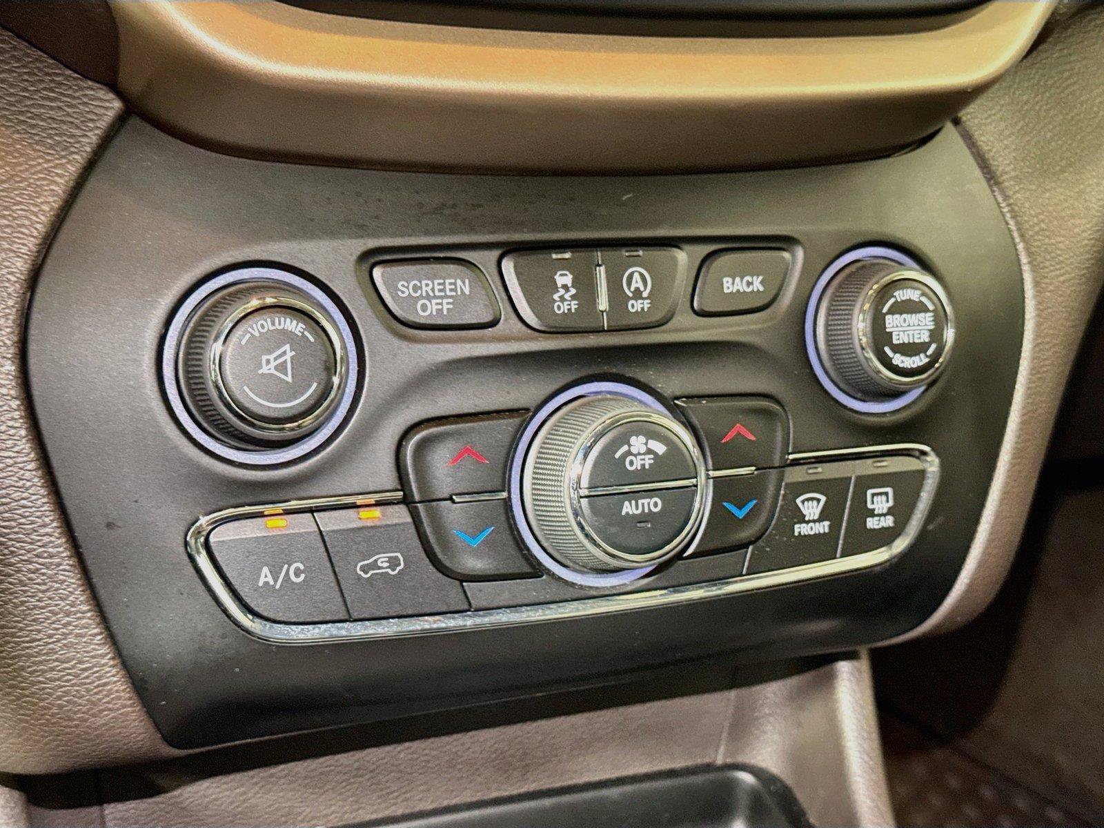 Used 2017 Jeep Cherokee Trailhawk AWD/4WD image 14