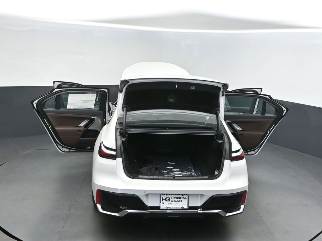 New 2026 BMW 750e xDrive image 29