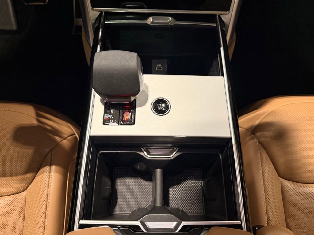 Used 2025 Land Rover Range Rover SE image 26