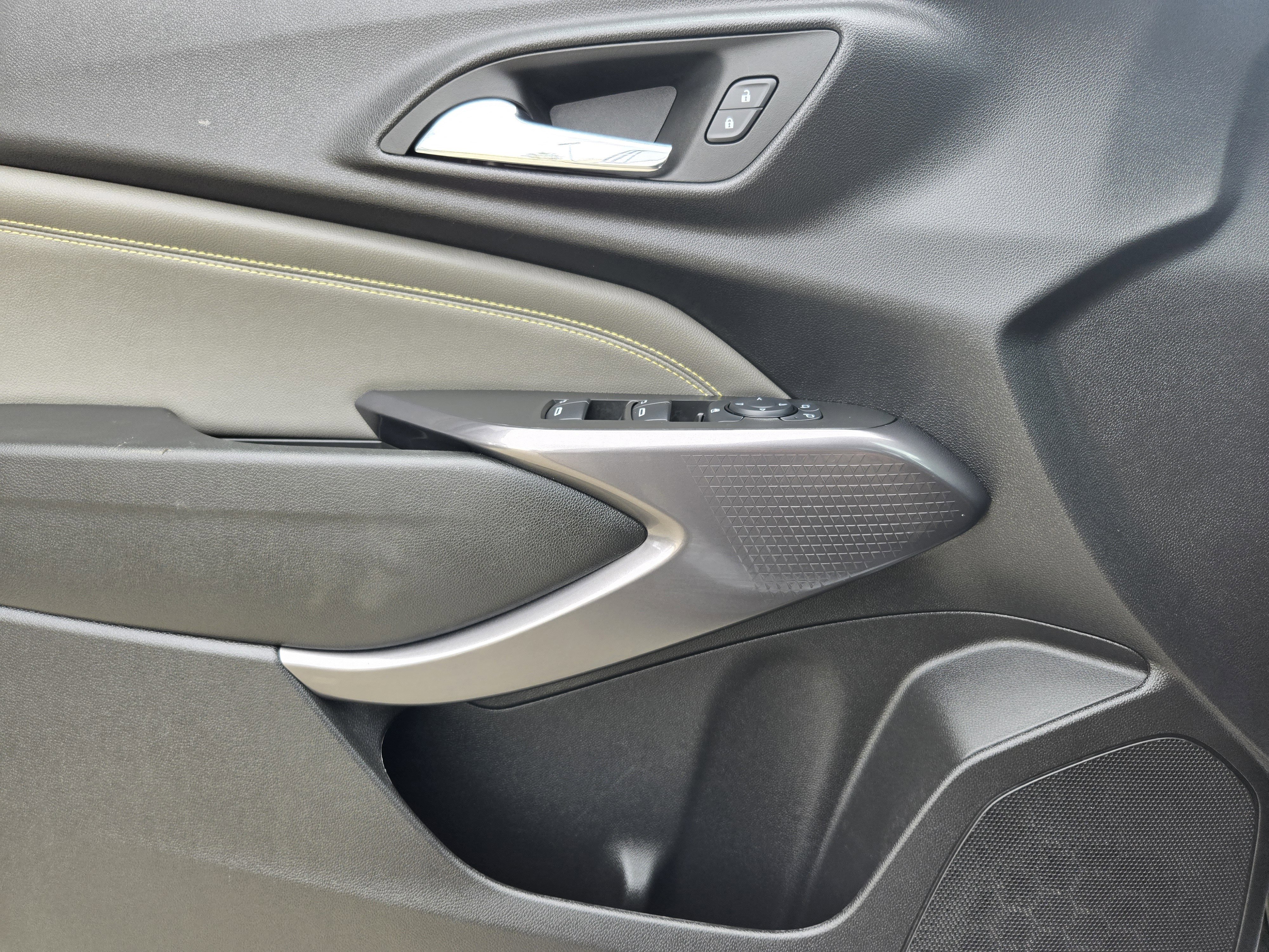 Used 2025 Chevrolet Trax ACTIV image 17