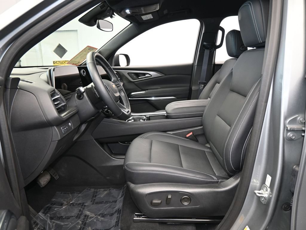 Used 2025 Chevrolet Traverse LT image 11