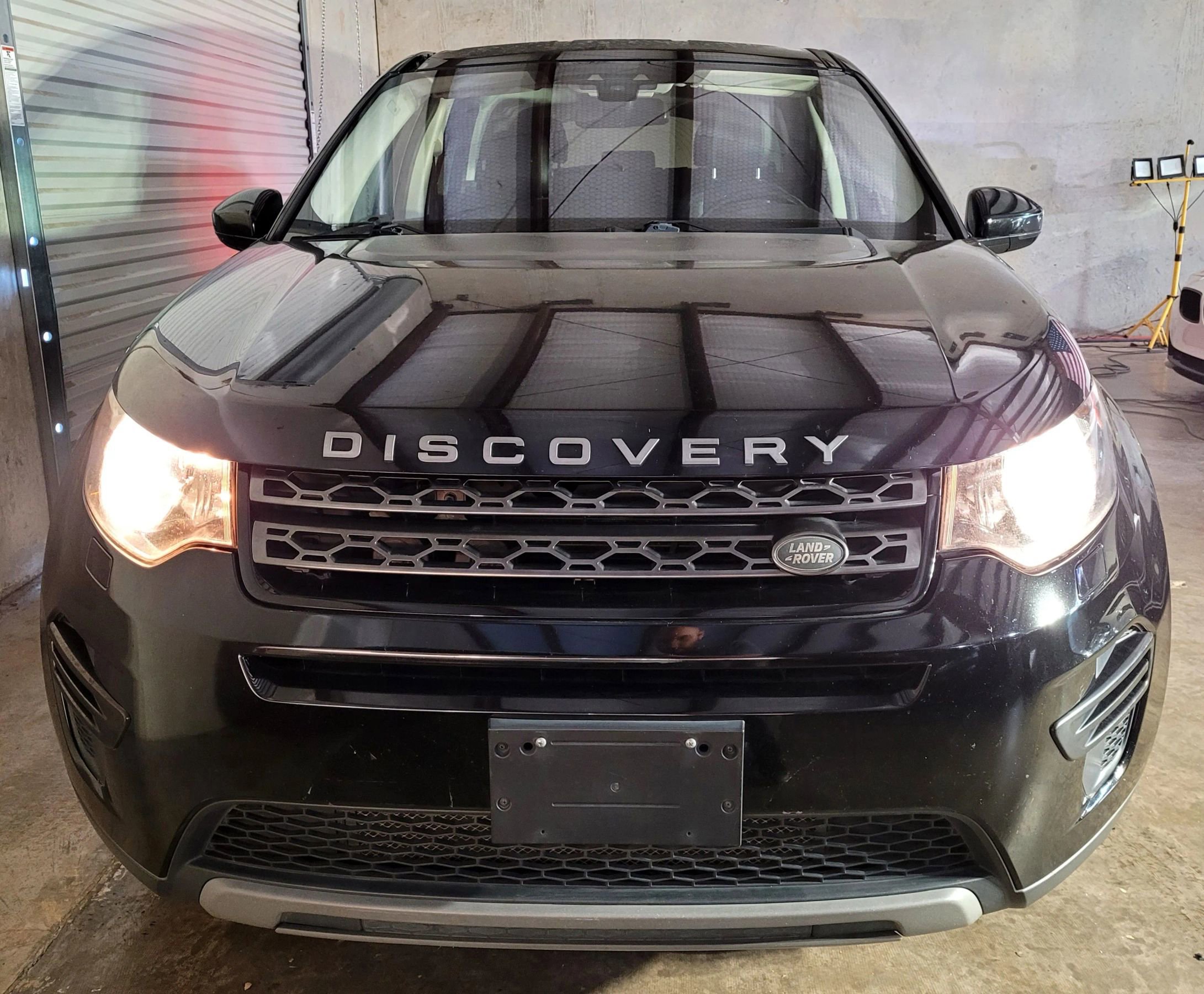 Used 2017 Land Rover Discovery Sport SE image 2