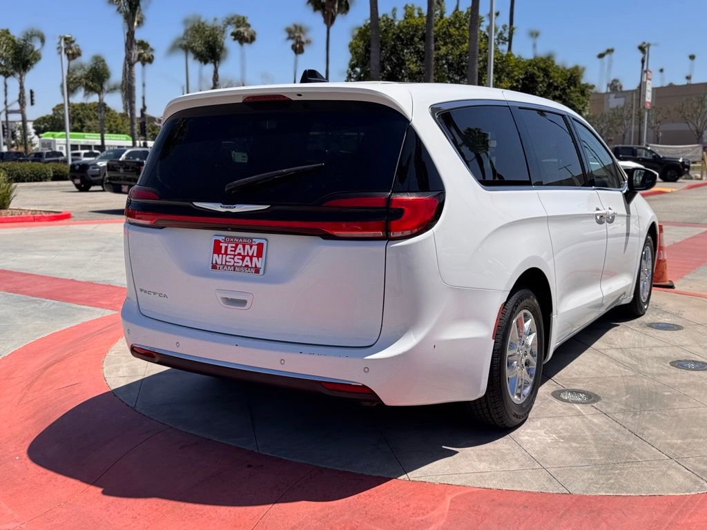 Used 2023 Chrysler Pacifica Touring-L FWD image 8