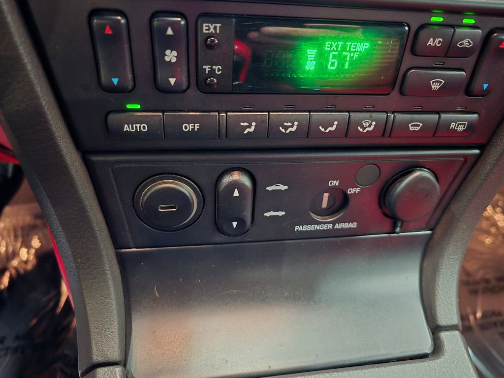 Used 2002 Ford Thunderbird image 32