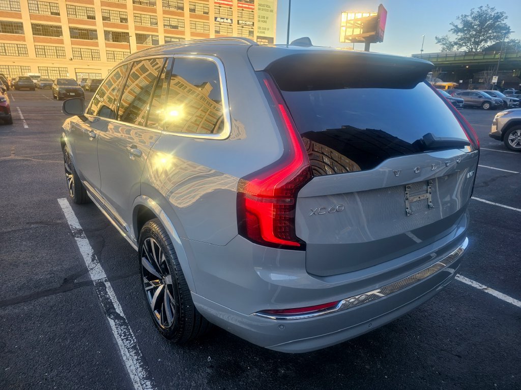 Certified 2025 Volvo XC90 B5 Core AWD/4WD image 2