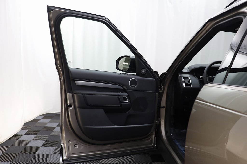 New 2025 Land Rover Discovery Dynamic SE image 6