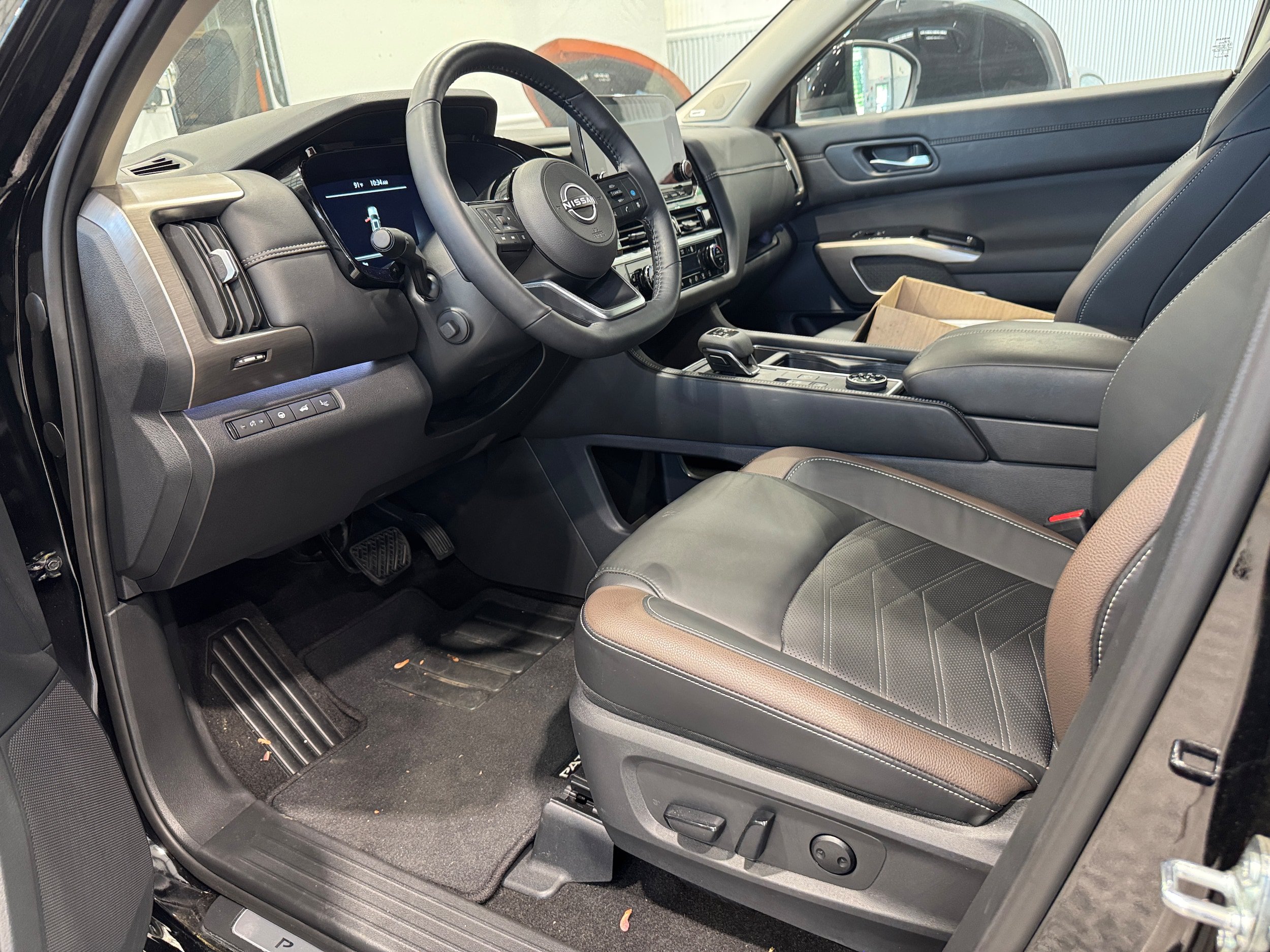 Used 2025 Nissan Pathfinder Platinum AWD/4WD image 14