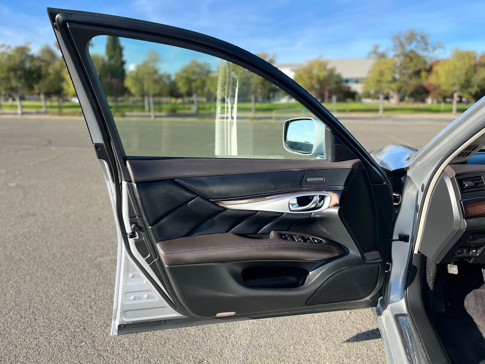 Used 2012 INFINITI M37 x w/ Deluxe Touring Pkg image 9