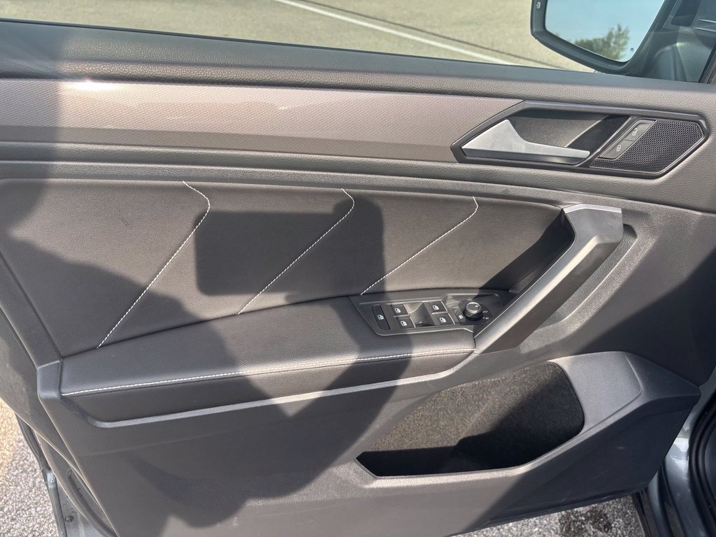 Used 2023 Volkswagen Tiguan SE w/ Panoramic Sunroof Package FWD image 24
