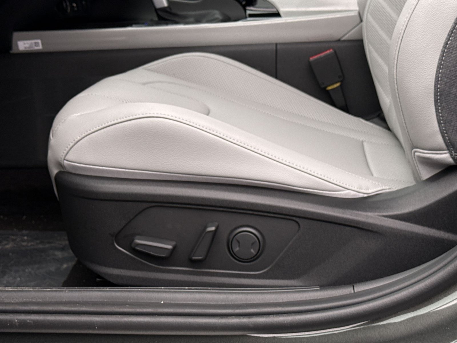 New 2026 Hyundai Elantra Limited FWD image 14