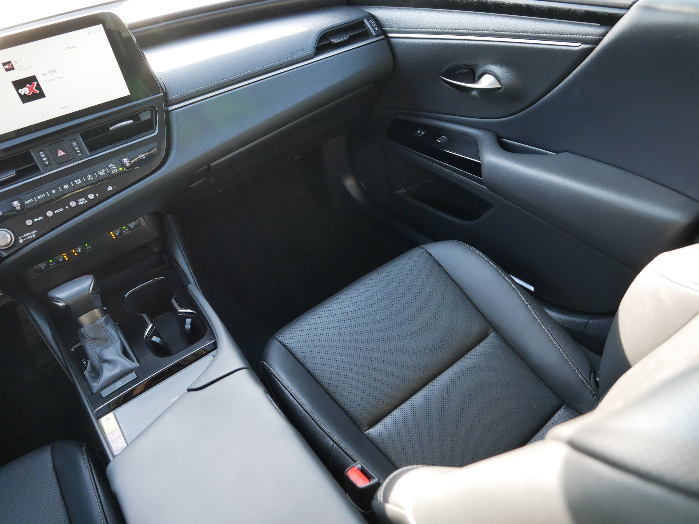 Used 2024 Lexus ES 250 w/ Premium Package image 11