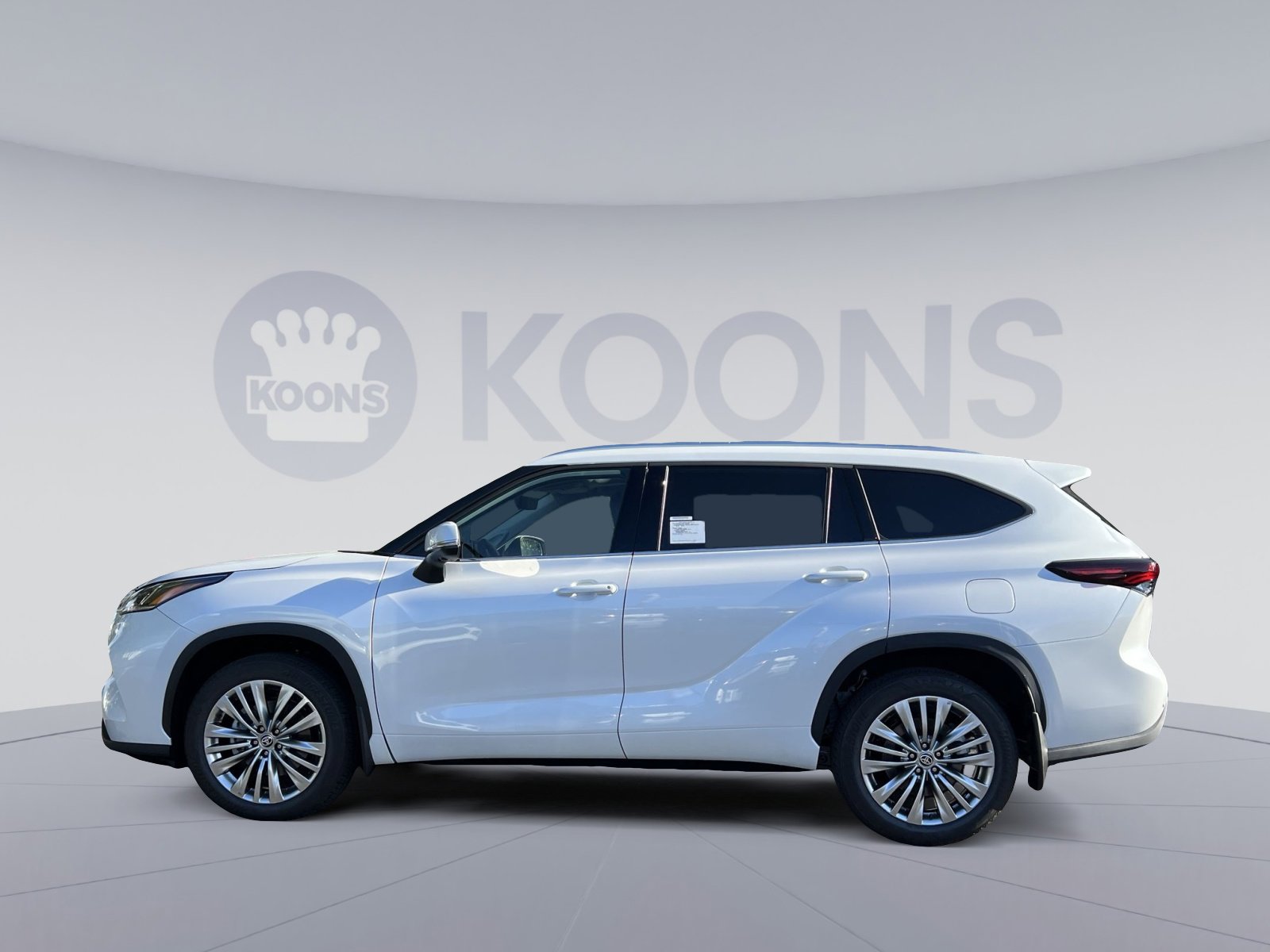 New 2025 Toyota Highlander Platinum image 2