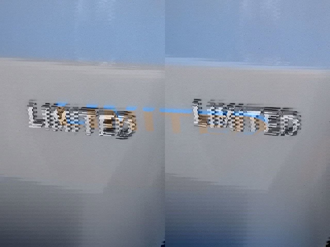 Used 2012 Chrysler Town & Country Limited image 6