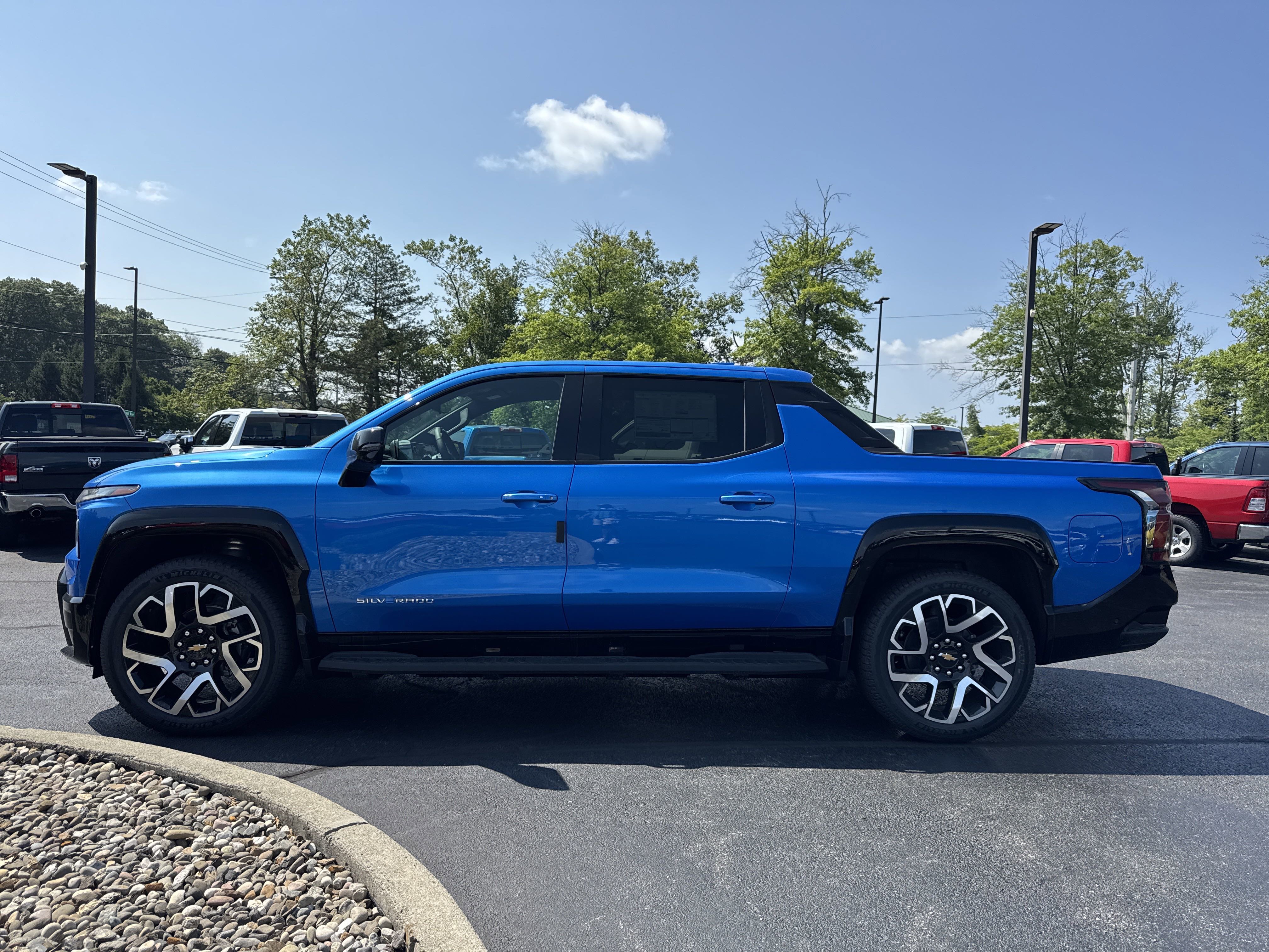 New 2025 Chevrolet Silverado EV RST image 9