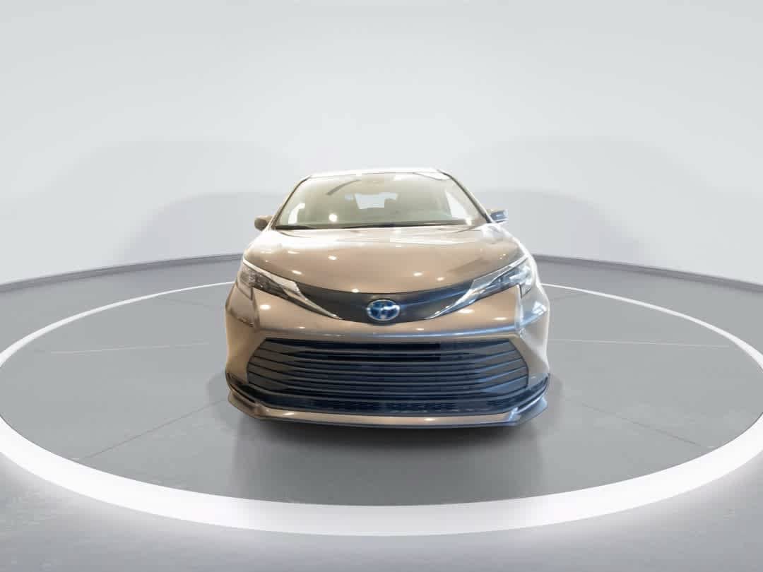 Certified 2024 Toyota Sienna LE FWD image 3