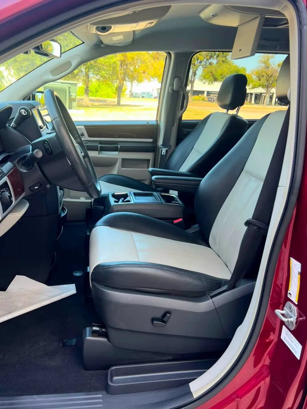 Used 2010 Chrysler Town & Country Touring Plus w/ Safetytec Group FWD image 24