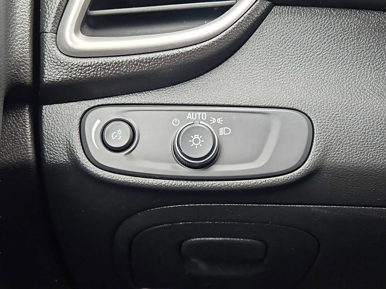 Certified 2022 Chevrolet Trax LT w/ LT Convenience Package image 16