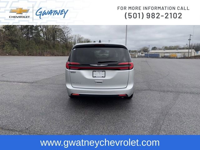 Used 2024 Chrysler Pacifica Touring-L image 6
