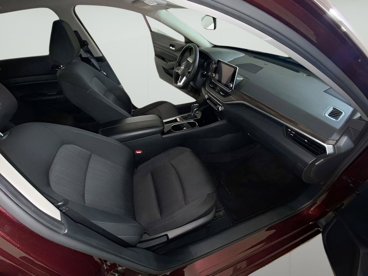 Used 2024 Nissan Altima 2.5 SV FWD image 38