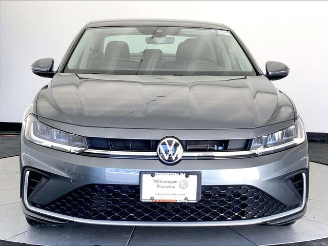 Used 2025 Volkswagen Jetta SE image 3