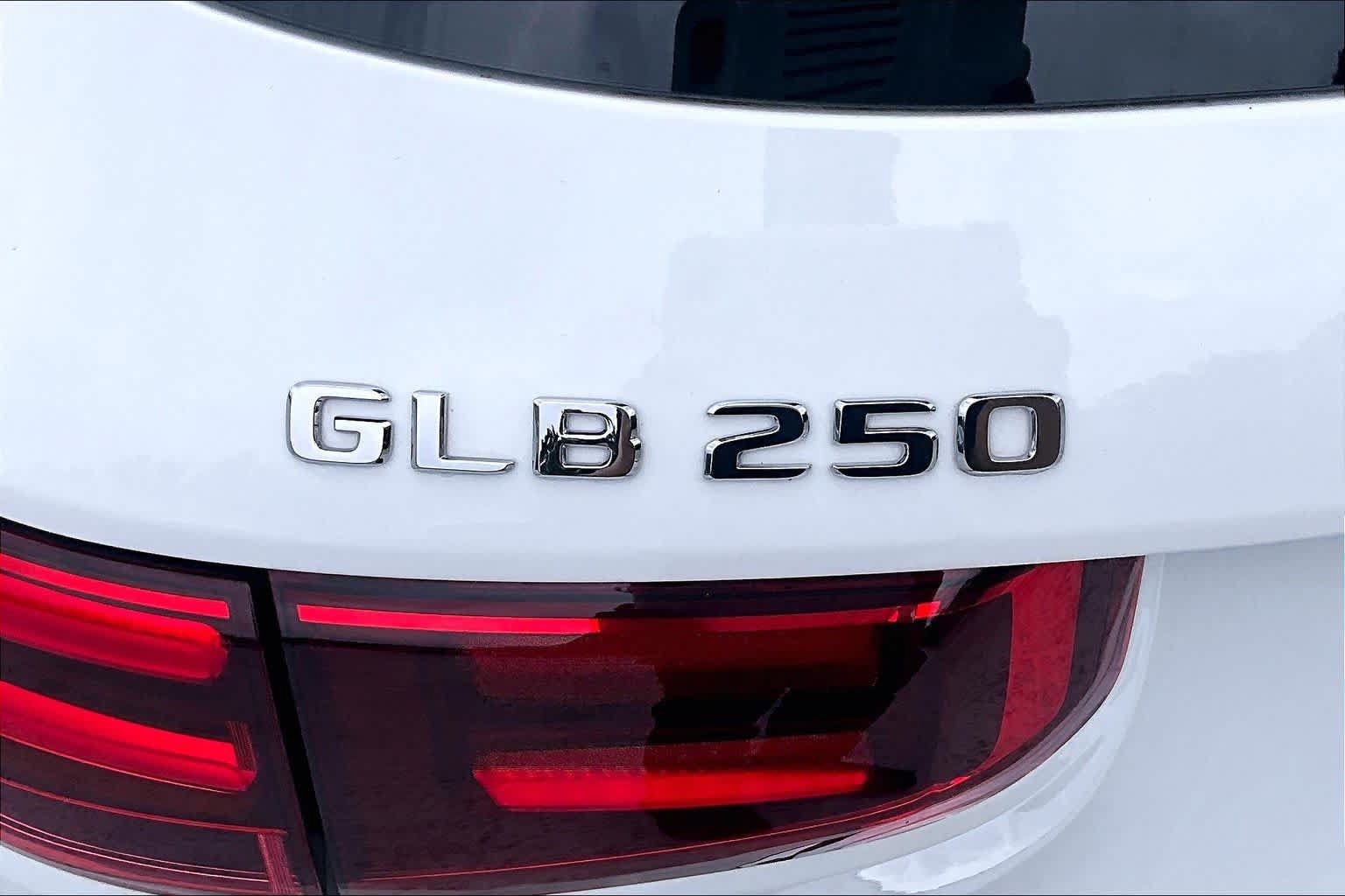 Used 2025 Mercedes-Benz GLB 250 4MATIC image 31