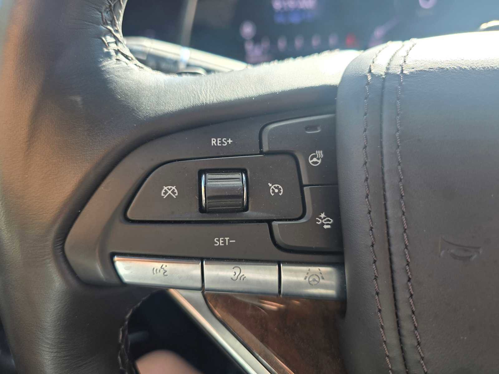 Used 2024 Cadillac Escalade ESV Premium Luxury Platinum image 34