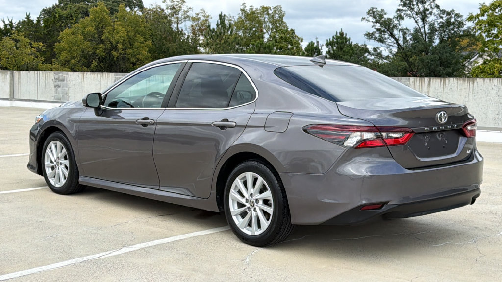 Used 2021 Toyota Camry LE FWD image 3