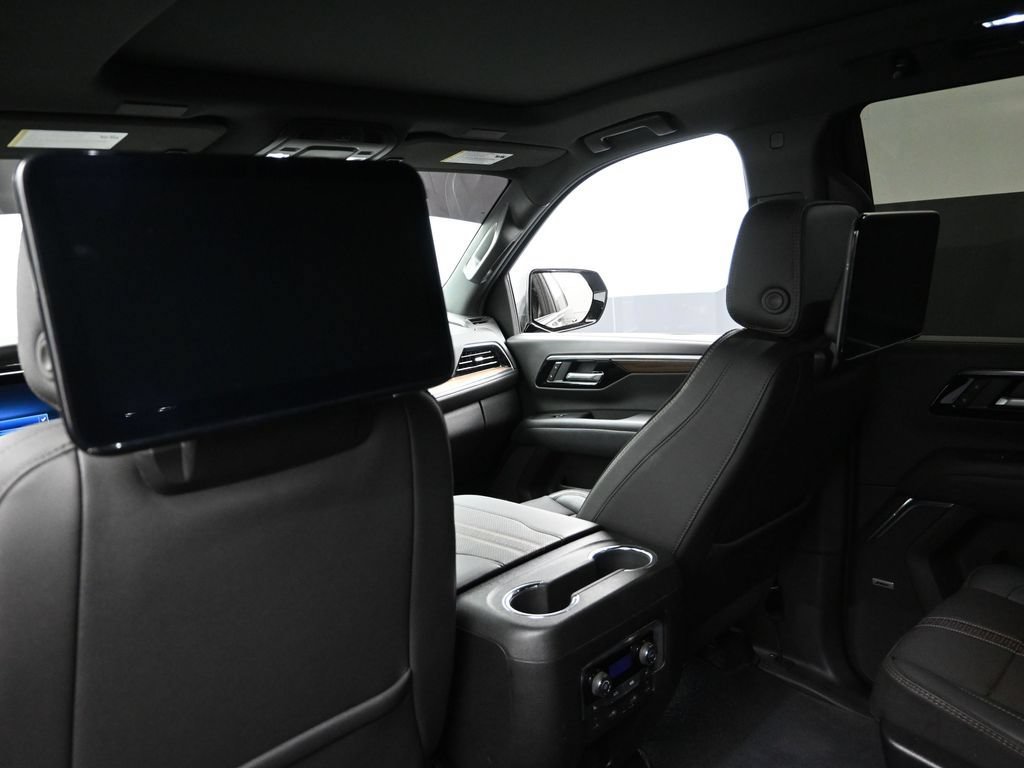 Used 2025 Chevrolet Tahoe High Country AWD/4WD image 13