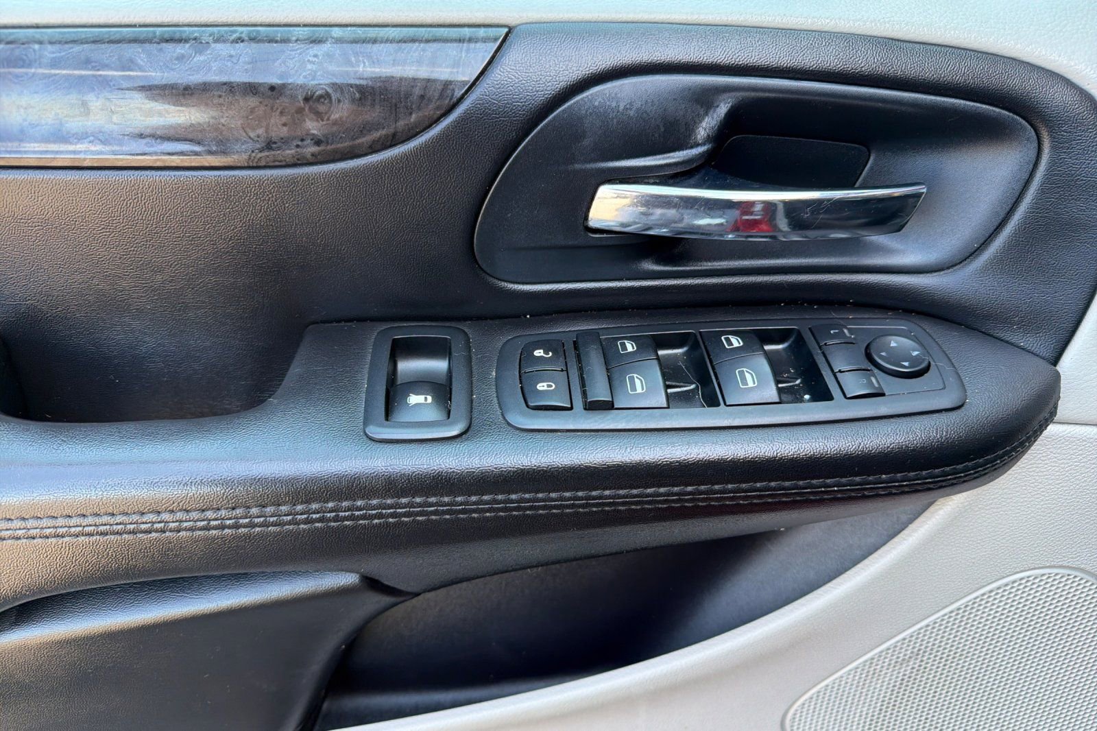 Used 2013 Dodge Grand Caravan SXT FWD image 12