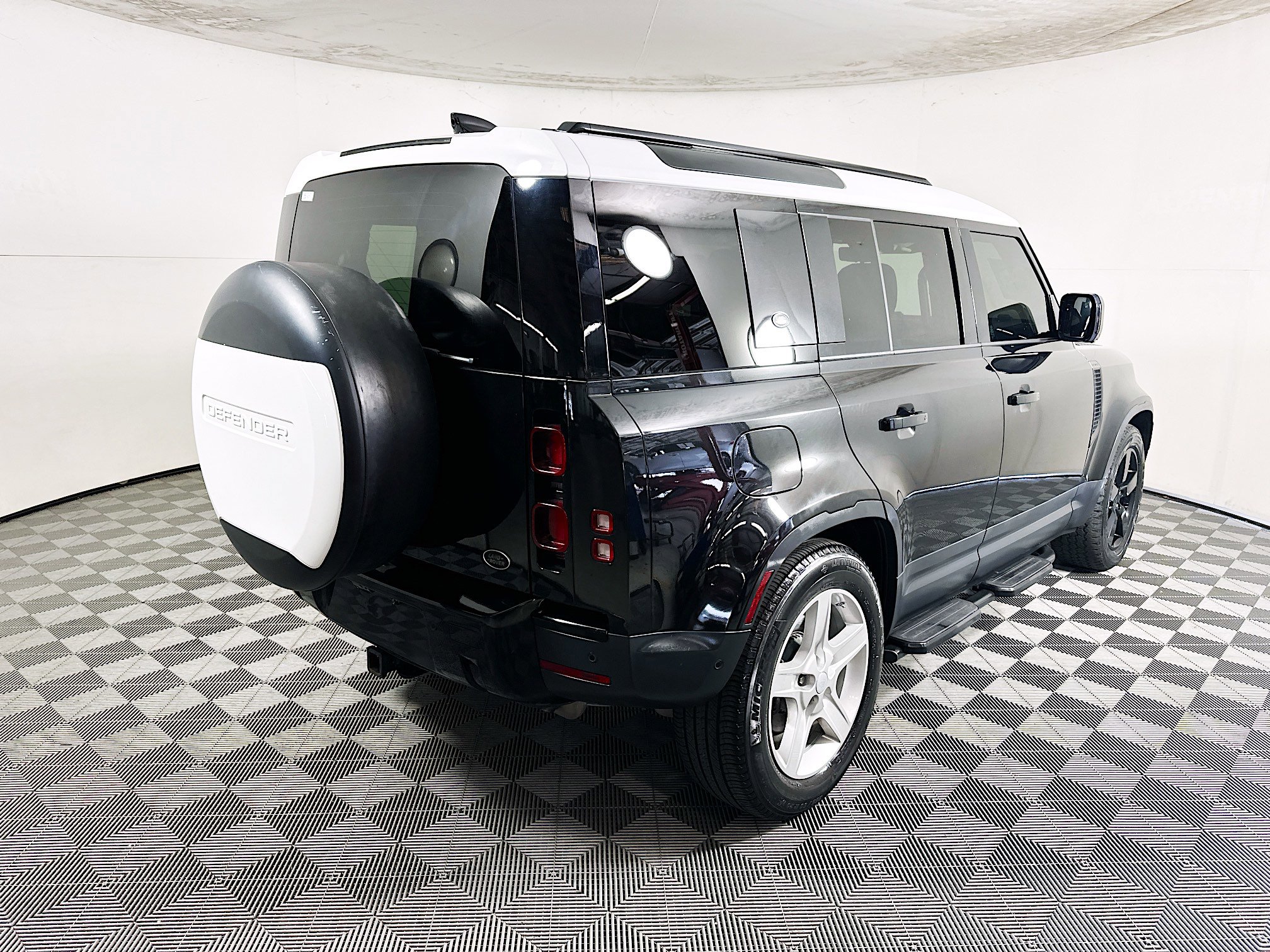 Used 2021 Land Rover Defender 110 SE image 3