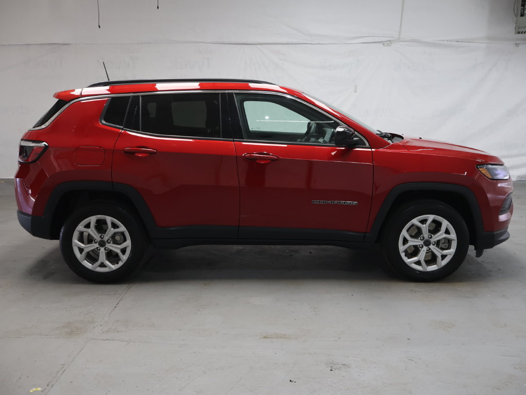 Used 2025 Jeep Compass Latitude AWD/4WD image 8