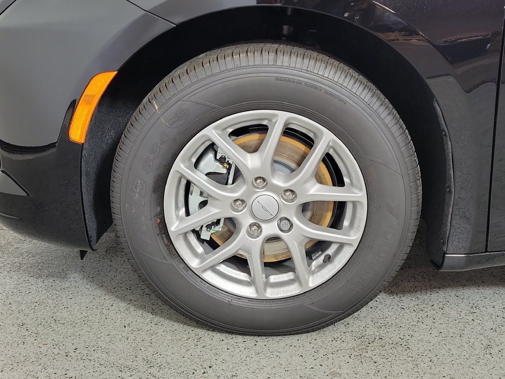 New 2027 Chrysler Pacifica Select FWD image 9