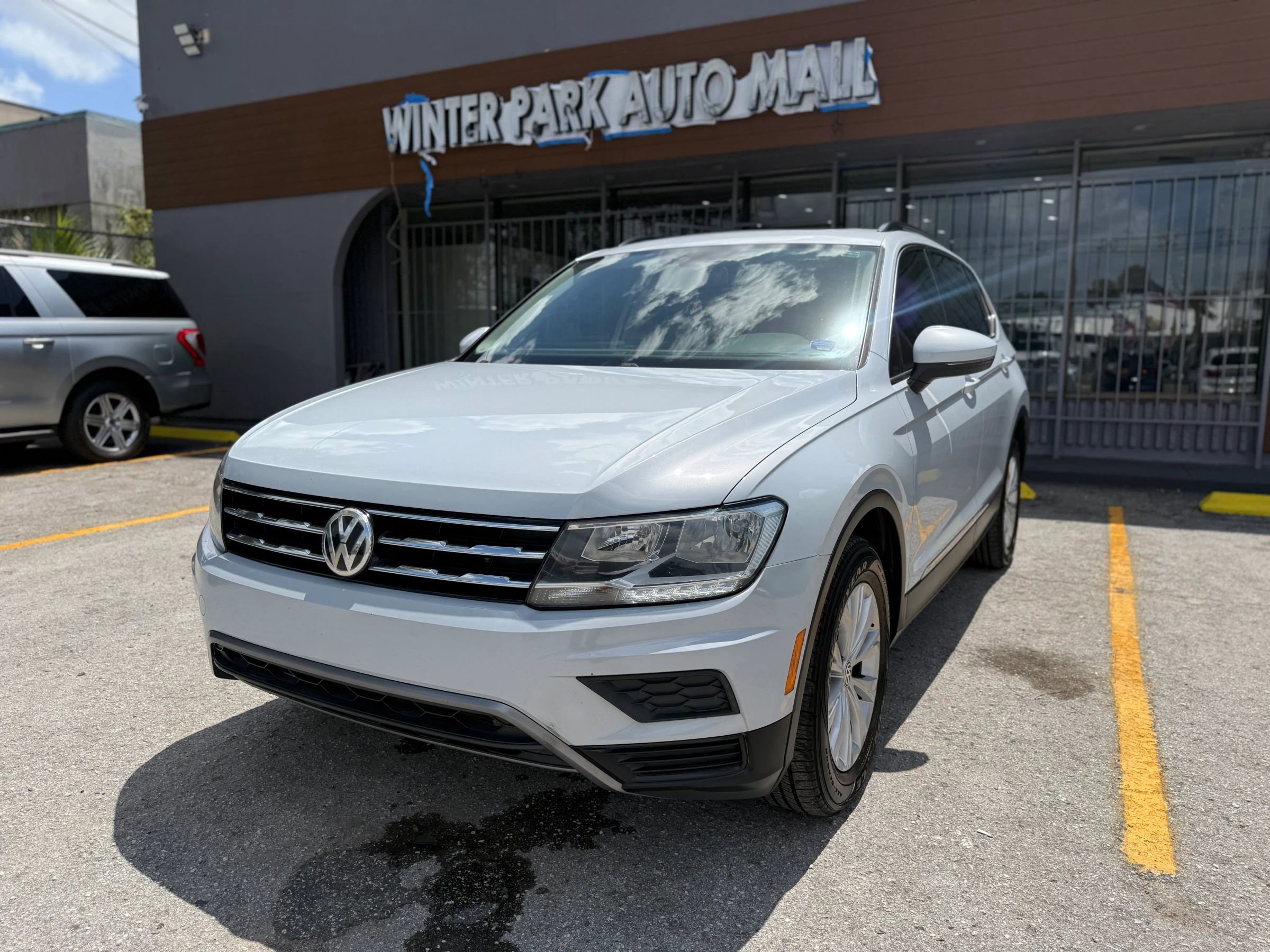 Used 2018 Volkswagen Tiguan SE w/ Panoramic Sunroof Package FWD image 1